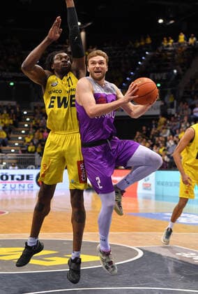 GER, Basketball,easy Credit BBL, EWE Baskets Oldenburg vs BG Göttingen 19 03 2022, EWE Arena, Oldenburg, GER, easy Credit BBL, EWE Baskets Oldenburg vs BG Göttingen , pictured Jake TOOLSON BG Göttingen 2 Tai ODIASE EWE Baskets Oldenburg 21 nordphotoxRojahn nph00310