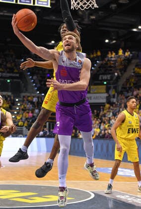 GER, Basketball,easy Credit BBL, EWE Baskets Oldenburg vs BG Göttingen 19 03 2022, EWE Arena, Oldenburg, GER, easy Credit BBL, EWE Baskets Oldenburg vs BG Göttingen , pictured Jake TOOLSON BG Göttingen 2 Tai ODIASE EWE Baskets Oldenburg 21 nordphotoxRojahn nph00310