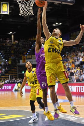 GER, Basketball,easy Credit BBL, EWE Baskets Oldenburg vs BG Göttingen 19 03 2022, EWE Arena, Oldenburg, GER, easy Credit BBL, EWE Baskets Oldenburg vs BG Göttingen , in picture Michal MICHALAK EWE Baskets Oldenburg 20 Nate GRIMES BG Göttingen 24 Phil PRESSEY EWE Baskets Oldenburg 11 nordphotoxRojahn nph00310