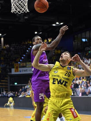 GER, Basketball,easy Credit BBL, EWE Baskets Oldenburg vs BG Göttingen 19 03 2022, EWE Arena, Oldenburg, GER, easy Credit BBL, EWE Baskets Oldenburg vs BG Göttingen , in picture Michal MICHALAK EWE Baskets Oldenburg 20 Nate GRIMES BG Göttingen 24 nordphotoxRojahn nph00310