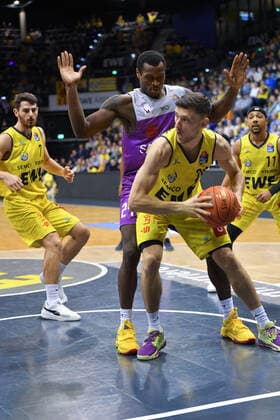 GER, Basketball,easy Credit BBL, EWE Baskets Oldenburg vs BG Göttingen 19 03 2022, EWE Arena, Oldenburg, GER, easy Credit BBL, EWE Baskets Oldenburg vs BG Göttingen , in picture Michal MICHALAK EWE Baskets Oldenburg 20 Nate GRIMES BG Göttingen 24 nordphotoxRojahn nph00310