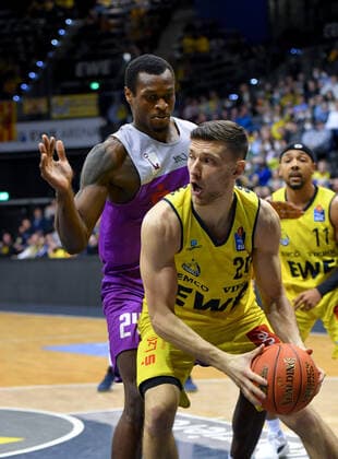 GER, Basketball,easy Credit BBL, EWE Baskets Oldenburg vs BG Göttingen 19 03 2022, EWE Arena, Oldenburg, GER, easy Credit BBL, EWE Baskets Oldenburg vs BG Göttingen , in picture Michal MICHALAK EWE Baskets Oldenburg 20 Nate GRIMES BG Göttingen 24 nordphotoxRojahn nph00310