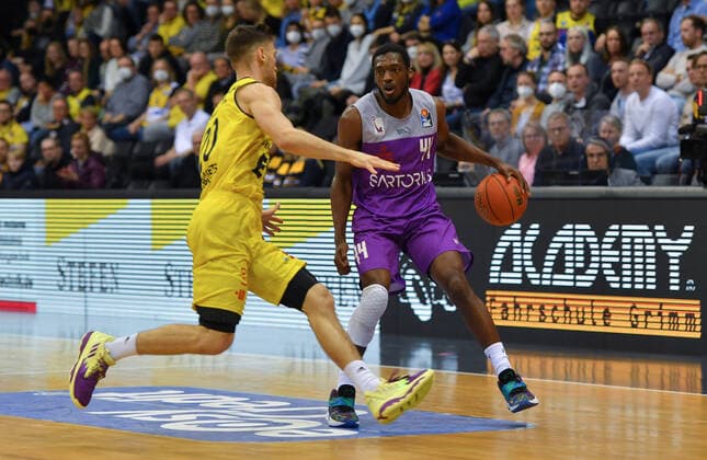 GER, Basketball,easy Credit BBL, EWE Baskets Oldenburg vs BG Göttingen 19 03 2022, EWE Arena, Oldenburg, GER, easy Credit BBL, EWE Baskets Oldenburg vs BG Göttingen , in picture Kamar BALDWIN BG Göttingen 44 Michal MICHALAK EWE Baskets Oldenburg 20 nordphotoxRojahn nph00310