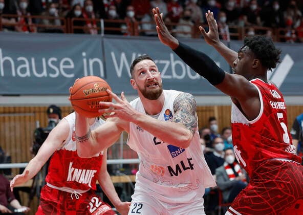19 03 2022, Basketball, BBL, s Oliver Wuerzburg MLP Academics Heidelberg, GER, Wuerzburg, tectake Arena Picture from left Craig Moller s Oliver Wuerzburg , Phillipp Heyden MLP Academics Heidelberg and Abdul Makik Abu s Oliver Wuerzburg Copyright: HMBxMedia xHeikoxBecker