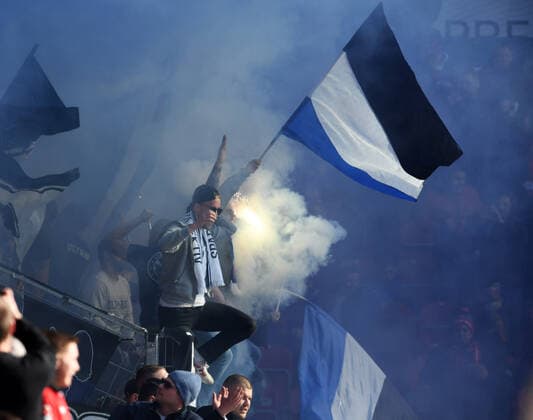Sport Themen der Woche KW11 Fans von Arminia Bielefeld zünden blaue Rauchbomben und Pyrotechnik fotografiert am 19.3.2022 in Mainz beim Fußball Bundesliga Spiel Mainz 05 gegen Arminia Bielefeld. (DFL DFB REGULATIONS PROHIBIT ANY USE OF PHOTOGRAPHS as IMAGE SEQUENCES and or QUASI-VIDEO) *** Fans of Arminia Bielefeld ignite blue smoke bombs and pyrotechnics photographed on 19 3 2022 in Mainz during the Bundesliga soccer match Mainz 05 vs Arminia Bielefeld DFL DFB REGULATES PROHIBIT ANY USE OF PHOTOGRAPHS as IMAGE SEQUENCES and or QUASI VIDEO