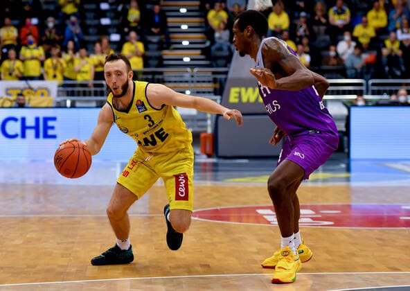 GER, Basketball,easy Credit BBL, EWE Baskets Oldenburg vs BG Göttingen 19 03 2022, EWE Arena, Oldenburg, GER, easy Credit BBL, EWE Baskets Oldenburg vs BG Göttingen , in picture Max HEIDEGGER EWE Baskets Oldenburg 3 Nate GRIMES BG Göttingen 24 nordphotoxRojahn nph00310