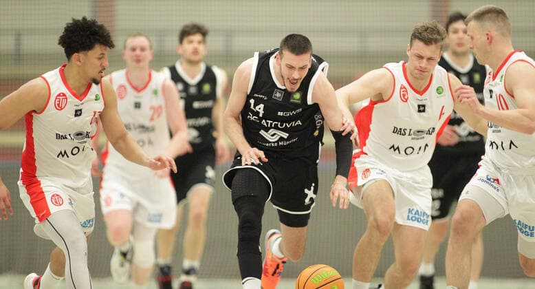 ProB BARMER 2 Basketball Bundesliga, Main Round, Last Matchday, ETV Hamburg WWU Baskets Münster 77 111 Mubarak Salami ETV, l , Rijad Avdic Münster, 2 vl , Leonard Eckmann, Fabian Paetsch ETV, v l Wandsbek Hamburg