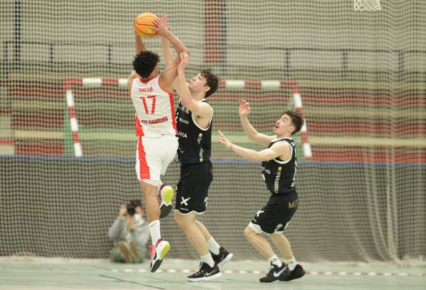 ProB BARMER 2 Basketball Bundesliga, Main Round, Last Matchday, ETV Hamburg WWU Baskets Münster 77 111 Mubarak Salami ETV, l , Cosmo Grühn, Jasper Günther Münster, v l Wandsbek Hamburg