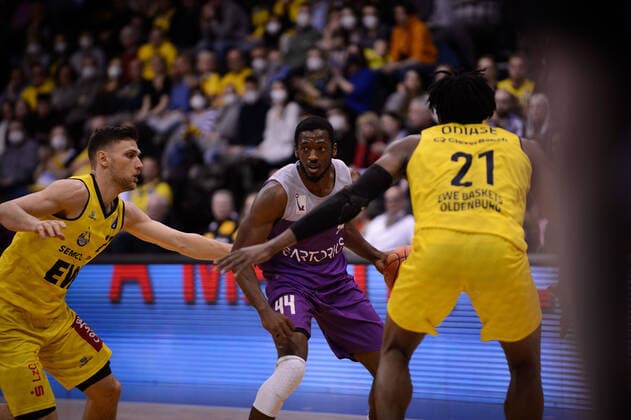 Kamar Baldwin 44 BG Göttingen vs Michal Michalak 20 EWE Baskets Oldenburg and Tai Odiase 21 EWE Baskets Oldenburg during the game EWE Baskets Oldenburg vs BG Göttingen Basketball, easyCredit BBL, season 2021 2022, 26 matchday, 29 03 2022 Copyright xErikxHillmer EIBNERx EP EHR EWE Baskets Oldenburg vs BG Göttingen Basketball, easyCredit BBL, season 2021 2022, 26 matchday, 29 03 2022 Oldenburg Copyright: xErikxHillmer EIBNERx EP_EHR