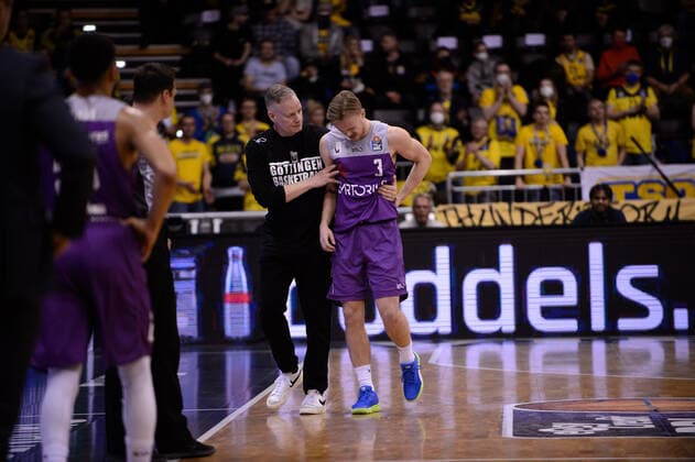 Uwe Klassen physiotherapist BG Göttingen accompanies Harald Frey 3 BG Göttingen from the field during the match EWE Baskets Oldenburg vs BG Göttingen Basketball, easyCredit BBL, season 2021 2022, 26 match day, 29 03 2022 Copyright xErikxHillmer EIBNERx EP EHR EWE Baskets Oldenburg vs BG Göttingen Basketball, easyCredit BBL, season 2021 2022, 26 match day, 29 03 2022 Oldenburg Copyright: xErikxHillmer EIBNERx EP_EHR