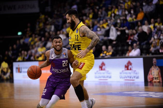 Stephen Brown Jr 22 BG Göttingen vs Martin Breunig 12 EWE Baskets Oldenburg during the match EWE Baskets Oldenburg vs BG Göttingen Basketball, easyCredit BBL, 2021 2022 season, 26 match day, 29 03 2022 Copyright xErikxHillmer EIBNERx EP EHR EWE Baskets Oldenburg vs BG Göttingen Basketball, easyCredit BBL, 2021 2022 season, 26 match day, 29 03 2022 Oldenburg Copyright: xErikxHillmer EIBNERx EP_EHR