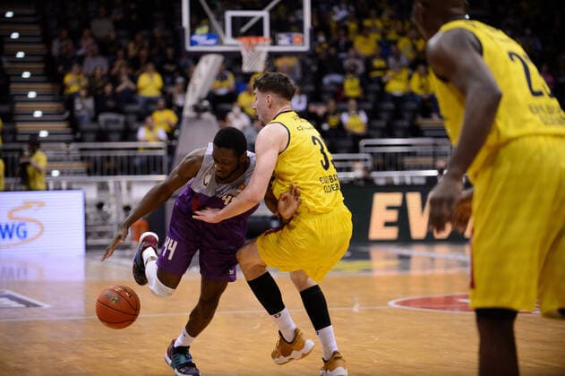 Kamar Baldwin 44 BG Göttingen vs Alen Pjanic 35 EWE Baskets Oldenburg during the game EWE Baskets Oldenburg vs BG Göttingen Basketball, easyCredit BBL, 2021 2022 season, 26 match day, 29 03 2022 Copyright xErikxHillmer EIBNERx EP EHR EWE Baskets Oldenburg vs BG Göttingen Basketball, easyCredit BBL, 2021 2022 season, 26 match day, 29 03 2022 Oldenburg Copyright: xErikxHillmer EIBNERx EP_EHR