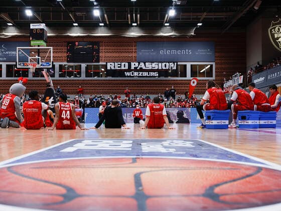 19 03 2022, basketball, BBL, s Oliver Wuerzburg MLP Academics Heidelberg, GER, Wuerzburg, tectake Arena picture The team celebrates the victory with the fans Copyright: HMBxMedia xHeikoxBecker