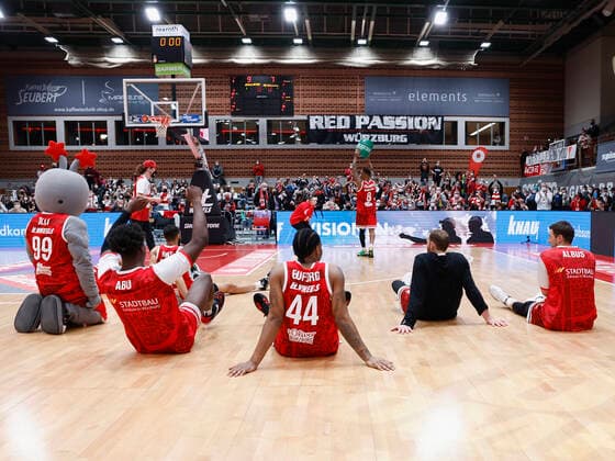 19 03 2022, basketball, BBL, s Oliver Wuerzburg MLP Academics Heidelberg, GER, Wuerzburg, tectake Arena picture The team celebrates the victory with the fans Copyright: HMBxMedia xHeikoxBecker