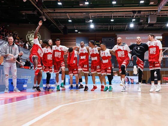 19 03 2022, basketball, BBL, s Oliver Wuerzburg MLP Academics Heidelberg, GER, Wuerzburg, tectake Arena picture The team celebrates the victory with the fans Copyright: HMBxMedia xHeikoxBecker
