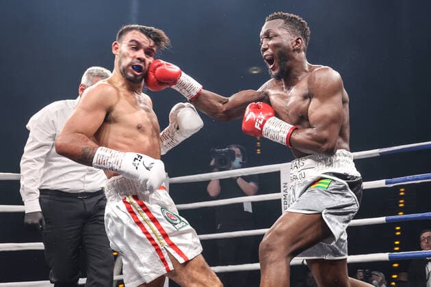 Bilder des Jahres 2022, Sport 03 März Sport Themen der Woche KW11 Sport Bilder des Tages Boxen: Wasserman Boxgala, Berlin, 19.03.2022 IBO-Continental: Abass Baraou (GER) - Brian Damian Chaves (ARG) Berlin Germany *** Boxing Wasserman Boxgala, Berlin, 19 03 2022 IBO Continental Abass Baraou GER Brian Damian Chaves ARG Berlin Germany