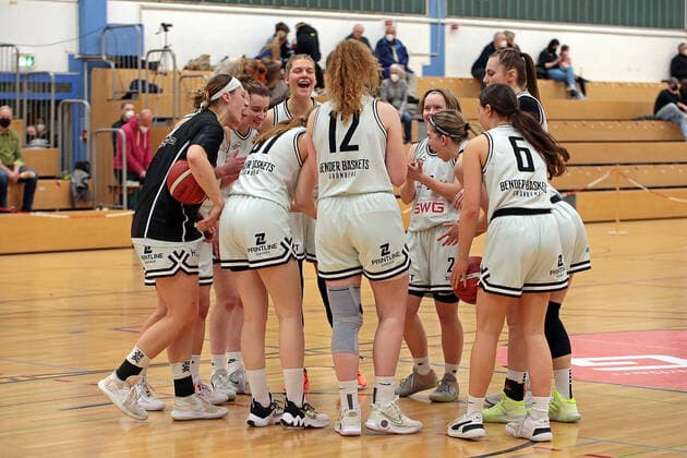 19 03 2022, xovx, Basketball Damen 2 Bundesliga DBBL, Bender Baskets Grünberg USV Vimodrom Baskets Jena The players of Bender Baskets swear a Grünberg Sporthalle Theo Koch Schule Hessen Germany EN
