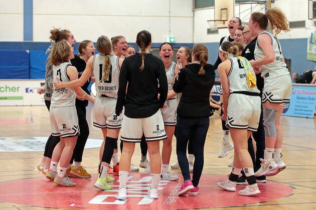 19 03 2022, xovx, Basketball Damen 2 Bundesliga DBBL, Bender Baskets Grünberg USV Vimodrom Baskets Jena The Bender Baskets players celebrate the 99 44 victory against USV Jena Grünberg Sporthalle Theo Koch Schule Hessen Germany EN