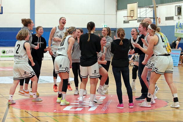 19 03 2022, xovx, Basketball Damen 2 Bundesliga DBBL, Bender Baskets Grünberg USV Vimodrom Baskets Jena The Bender Baskets players celebrate the 99 44 victory against USV Jena Grünberg Sporthalle Theo Koch Schule Hessen Germany EN