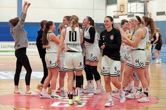 19 03 2022, xovx, Basketball Damen 2 Bundesliga DBBL, Bender Baskets Grünberg USV Vimodrom Baskets Jena The Bender Baskets players celebrate the 99 44 victory against USV Jena Grünberg Sporthalle Theo Koch Schule Hessen Germany EN