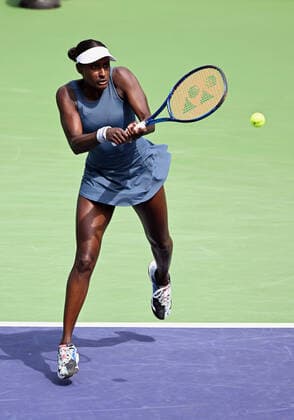 INDIAN WELLS, CA - MARCH 19: Asia Muhammad of the United States returns the ball during a doubles finals tennis match at the BNP Paribas Open played on March 19, 2022 at the Indian Wells Tennis Garden in Indian Wells, CA. (Photo by John Cordes Icon Sportswire) TENNIS: MAR 19 BNP Paribas Open Icon506220319037