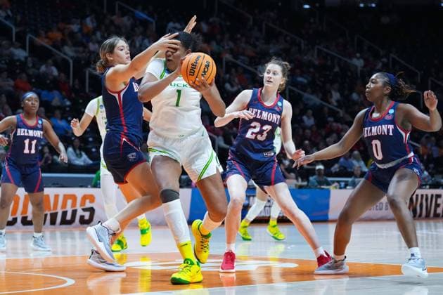 March 19, 2022: Nyara Sabally 1 of the Oregon Ducks shoots the ball while Madison Bartley 3 of the Belmont Bruins defends during a first round game of the 2022 NCAA, College League, USA Women s Basketball Tournament between the University of Oregon Ducks and the Belmont University Bruins at Thompson Boling Arena in Knoxville TN CSM Knoxville United States - ZUMAc04_ 20220319_zaf_c04_281 Copyright: xTimxGangloffx