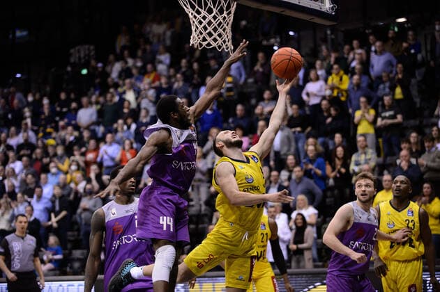 Max Heidegger 3 EWE Baskets Oldenburg vs Kamar Baldwin 44 BG Göttingen during the match EWE Baskets Oldenburg vs BG Göttingen Basketball, easyCredit BBL, 2021 2022 season, 26 match day, 29 03 2022 Copyright xErikxHillmer EIBNERx EP EHR EWE Baskets Oldenburg vs BG Göttingen Basketball, easyCredit BBL, 2021 2022 season, 26 match day, 29 03 2022 Oldenburg Copyright: xErikxHillmer EIBNERx EP_EHR