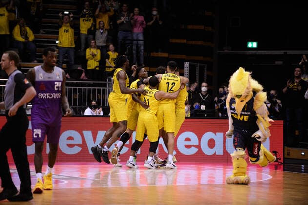 Jubilation over the victory at the EWE Baskets Oldenburg team after the match EWE Baskets Oldenburg vs BG Göttingen Basketball, easyCredit BBL, 2021 2022 season, 26 match day, 29 03 2022 Copyright xErikxHillmer EIBNERx EP EHR EWE Baskets Oldenburg vs BG Göttingen Basketball, easyCredit BBL, 2021 2022 season, 26 match day, 29 03 2022 Oldenburg Copyright: xErikxHillmer EIBNERx EP_EHR