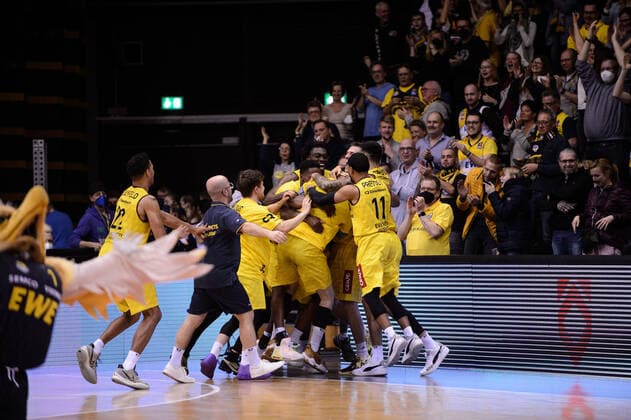 Jubilation over the victory at the EWE Baskets Oldenburg team after the match EWE Baskets Oldenburg vs BG Göttingen Basketball, easyCredit BBL, 2021 2022 season, 26 match day, 29 03 2022 Copyright xErikxHillmer EIBNERx EP EHR EWE Baskets Oldenburg vs BG Göttingen Basketball, easyCredit BBL, 2021 2022 season, 26 match day, 29 03 2022 Oldenburg Copyright: xErikxHillmer EIBNERx EP_EHR