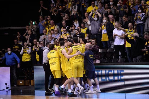 Jubilation over the victory at the EWE Baskets Oldenburg team after the match EWE Baskets Oldenburg vs BG Göttingen Basketball, easyCredit BBL, 2021 2022 season, 26 match day, 29 03 2022 Copyright xErikxHillmer EIBNERx EP EHR EWE Baskets Oldenburg vs BG Göttingen Basketball, easyCredit BBL, 2021 2022 season, 26 match day, 29 03 2022 Oldenburg Copyright: xErikxHillmer EIBNERx EP_EHR