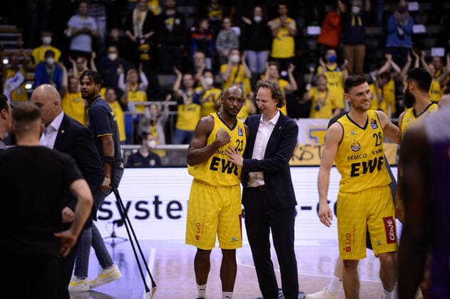 Jubilation over the victory by Ingo Freyer coach EWE Baskets Oldenburg and Rickey Paulding 23 EWE Baskets Oldenburg after the match EWE Baskets Oldenburg vs BG Göttingen Basketball, easyCredit BBL, season 2021 2022, 26 matchday, 29 03 2022 Copyright xErikxHillmer EIBNERx EP EHR EWE Baskets Oldenburg vs BG Göttingen Basketball, easyCredit BBL, season 2021 2022, 26 matchday, 29 03 2022 Oldenburg Copyright: xErikxHillmer EIBNERx EP_EHR