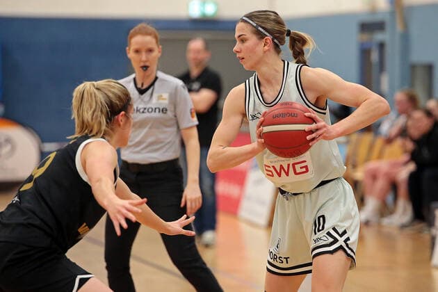 19 03 2022, xovx, Basketball Damen 2 Bundesliga DBBL, Bender Baskets Grünberg USV Vimodrom Baskets Jena v l Lilly Feistkorn USV Baskets Jena , Venla Varis Bender Baskets Grünberg Grünberg Sporthalle Theo Koch Schule Hessen Deutschland DE