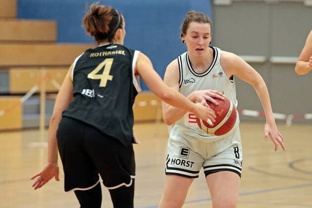 19 03 2022, xovx, Basketball Damen 2 Bundesliga DBBL, Bender Baskets Grünberg USV Vimodrom Baskets Jena v l Lena Rothämel USV Baskets Jena , Elisa Mevius Bender Baskets Grünberg Grünberg Sporthalle Theo Koch Schule Hessen Germany EN