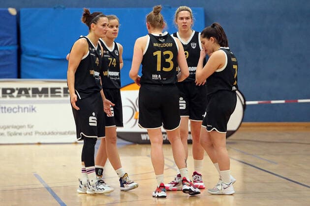 19 03 2022, xovx, Basketball Damen 2 Bundesliga DBBL, Bender Baskets Grünberg USV Vimodrom Baskets Jena v l Lena Rothämel USV Baskets Jena , Annika Schwarz USV Baskets Jena , Anna Sophie Metzdorf USV Baskets Jena , Lilly Feistkorn USV Baskets Jena , Alina Hamzei USV Baskets Jena disappointed, disappointed looking Grünberg Sporthalle Theo Koch Schule Hessen Germany EN