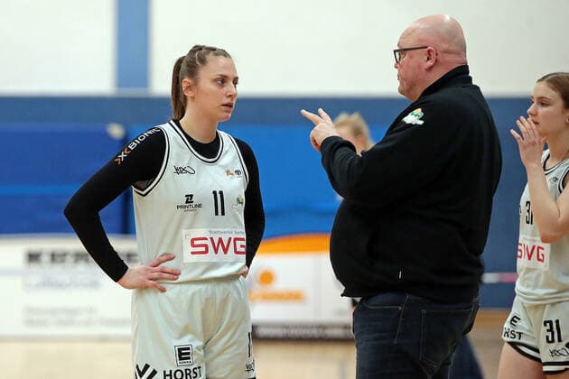 19 03 2022, xovx, Basketball Damen 2 Bundesliga DBBL, Bender Baskets Grünberg USV Vimodrom Baskets Jena v l Lena Dziuba Bender Baskets Grünberg , Coach Rene Spandauw Bender Baskets Grünberg , Linn Villwock Bender Baskets Grünberg Grünberg Sporthalle Theo Koch Schule Hessen Germany DE