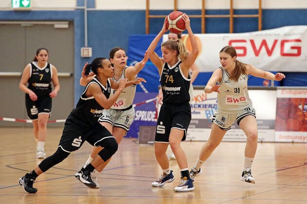 19 03 2022, xovx, Basketball Damen 2 Bundesliga DBBL, Bender Baskets Grünberg USV Vimodrom Baskets Jena v l Chelsey Shumpert USV Baskets Jena , Nina Horvath Bender Baskets Grünberg , Annika Schwarz USV Baskets Jena , Linn Villwock Bender Baskets Grünberg Grünberg Sporthalle Theo Koch Schule Hessen Germany DE