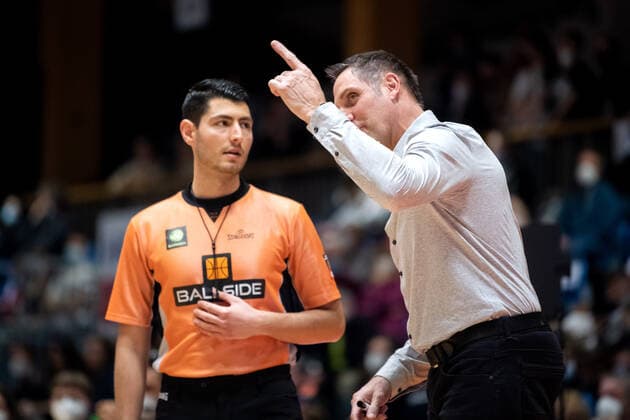 BARMER 2 Basketsball Bundesliga ProA season 2021 2022 30 matchday on 19 3 22 Medipolis SC Jena vs Bayer Giants Leverkusen v re coach Hansi Gnad Leverkusen in exchange with the referee Sparkassen Arena