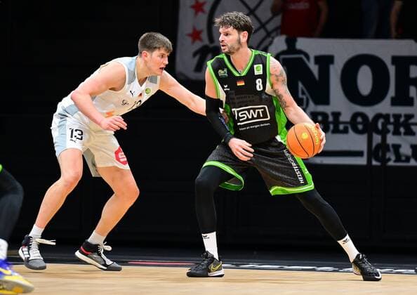 19 03 2022 Basketball Saison 2021 2022 2 Bundesliga Pro A 30 Spieltag Nürnberg Falcons Basketball Club NBC Römerstrom Gladiators Trier Jonathan Maier 13, Nürnberg Falcons BC NBC Enosch Wolf 8, Römerstrom Gladiators Trier , right