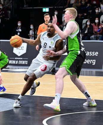 19 03 2022 Basketball Season 2021 2022 2 Bundesliga Pro A 30 Spieltag Nürnberg Falcons Basketball Club NBC Römerstrom Gladiators Trier Josh Price 9, Nürnberg Falcons BC NBC Jonathan Almstedt 13, Römerstrom Gladiators Trier , right