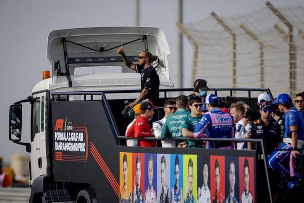 BAHRAIN Lewis Hamilton during the drivers parade during the Bahrain F1 Grand Prix at the Bahrain International Circuit on March 20, 2022 in Bahrain, Bahrain ANP ROBIN VAN LONKHUIJSEN Bahrain,BAHREIN xVIxANPx xxANPxIVx 445845992 originalFilename: 0153082453st.jpg