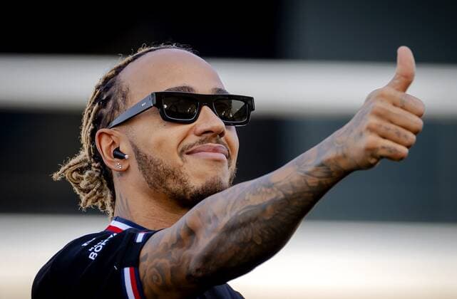 BAHRAIN Lewis Hamilton during the drivers parade during the Bahrain F1 Grand Prix at the Bahrain International Circuit on March 20, 2022 in Bahrain, Bahrain ANP ROBIN VAN LONKHUIJSEN Bahrain,BAHREIN xVIxANPx xxANPxIVx 445845995 originalFilename: 0153082455st.jpg