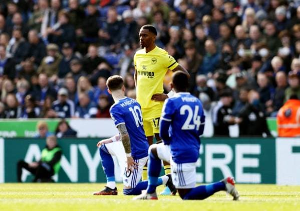 Sport Themen der Woche KW11 Sport Bilder des Tages Leicester, England, 20th March 2022. Ivan Toney of Brentford chooses to stand as players take the knee against all in justices during the Premier League match at the King Power Stadium, Leicester. Picture credit should read: Darren Staples Sportimage EDITORIAL USE ONLY. No use with unauthorised audio, video, data, fixture lists, club league logos or live services. Online in-match use limited to 120 images, no video emulation. No use in betting, games or single club league player publications. SPI-1596-0011