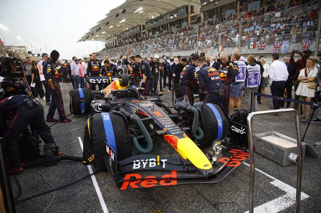 VERSTAPPEN Max (ned), Red Bull Racing RB18, portrait during the Formula 1 Gulf Air Bahrain Grand Prix 2022, 1st round of the 2022 FIA Formula One World Championship, WM, Weltmeisterschaft on the Bahrain International Circuit, from March 18 to 20, 2022 in Sakhir, Bahrain - F1 - BAHRAIN GRAND PRIX 2022 - RACE DPPI Panoramic  _B3_8675