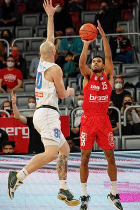 right Kenneth Ogbe Brose Bamberg, 25 left Reggier Uphaw Mitteldeutscher BC, 30 Brose Bamberg Mitteldeutscher BC easyCredit BBL Basketball Bundesliga Saison 2021 22 Spieltag 26, 20 03 2022 Bamberg, Brose Arena Foto Daniel Löb Loeb Copyright: DanielxLöb