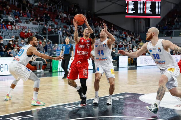 2 v l Justin Robinson Brose Bamberg, 12 left Jamel Morris Mitteldeutscher BC, 20 2 v r Nikola Rebic Mitteldeutscher BC, 44 right Reggier Uphaw Mitteldeutscher BC, 30 Brose Bamberg Mitteldeutscher BC easyCredit BBL Basketball Bundesliga season 2021 22 matchday 26, 20 03 2022 Bamberg, Brose Arena Foto Daniel Löb Loeb Copyright: DanielxLöb