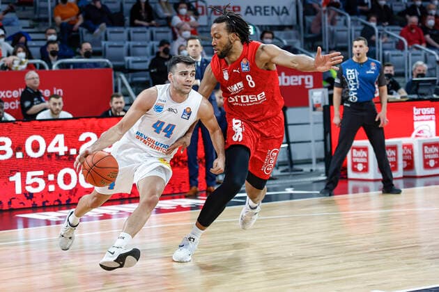 left Nikola Rebic Mitteldeutscher BC, 44 right Akil Mitchell Brose Bamberg, 08 Brose Bamberg Mitteldeutscher BC easyCredit BBL Basketball Bundesliga Saison 2021 22 Spieltag 26, 20 03 2022 Bamberg, Brose Arena Foto Daniel Löb Loeb Copyright: DanielxLöb