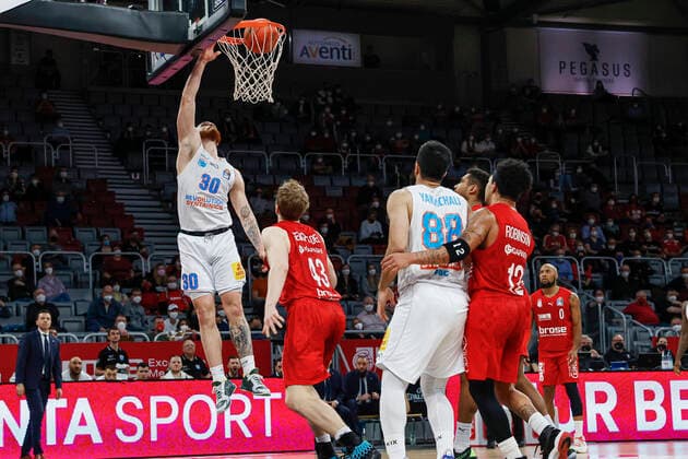 left Reggier Uphaw Mitteldeutscher BC, 30 right Christian Sengfelder Brose Bamberg, 43 Brose Bamberg Mitteldeutscher BC easyCredit BBL Basketball Bundesliga Saison 2021 22 Spieltag 26, 20 03 2022 Bamberg, Brose Arena Foto Daniel Löb Loeb Copyright: DanielxLöb