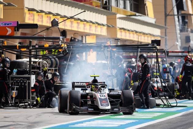 10 Pourchaire ThÃ o (fra), ART Grand Prix, Dallara F2, action, pit stop during the 1st round of the 2022 FIA Formula 2 Championship from March 18 to 20, 2022 on the Bahrain International Circuit, in Sakhir, Bahrain - AUTO - FORMULA 2 2022 - BAHRAIN DPPI Panoramic  BAH_GP_SR-6930