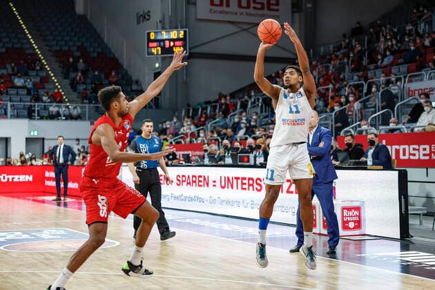 right Kostja Mushidi Mitteldeutscher BC, 11 left Kenneth Ogbe Brose Bamberg, 25 Brose Bamberg Mitteldeutscher BC easyCredit BBL Basketball Bundesliga Saison 2021 22 Spieltag 26, 20 03 2022 Bamberg, Brose Arena Foto Daniel Löb Loeb Copyright: DanielxLöb