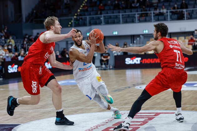 Center Jamel Morris Mitteldeutscher BC, 20 left Christian Sengfelder Brose Bamberg, 43 right Tomas Kyzlink Brose Bamberg, 77 Brose Bamberg Mitteldeutscher BC easyCredit BBL Basketball Bundesliga Saison 2021 22 Spieltag 26, 20 03 2022 Bamberg, Brose Arena Foto Daniel Löb Loeb Copyright: DanielxLöb
